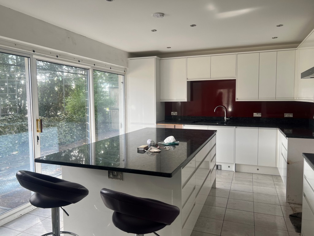 Lot: 148 - DETACHED FOUR-BEDROOM BUNGALOW WITH DOUBLE GARAGE AND GOOD SIZE GROUNDS FOR UPDATING - Kitchen breakfast room
